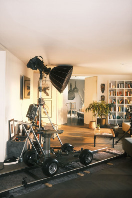 Julius Oppermann captures a scene with a dolly on tracks. 