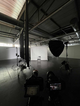 Julius Oppermann shooting an interview on location.